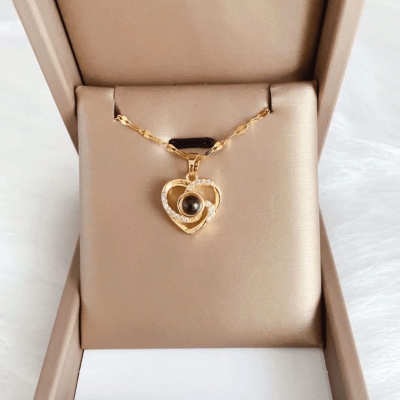 Collar Proyección Corazón – Dorado — joya personalizable con grabado láser | Kinti Joyería