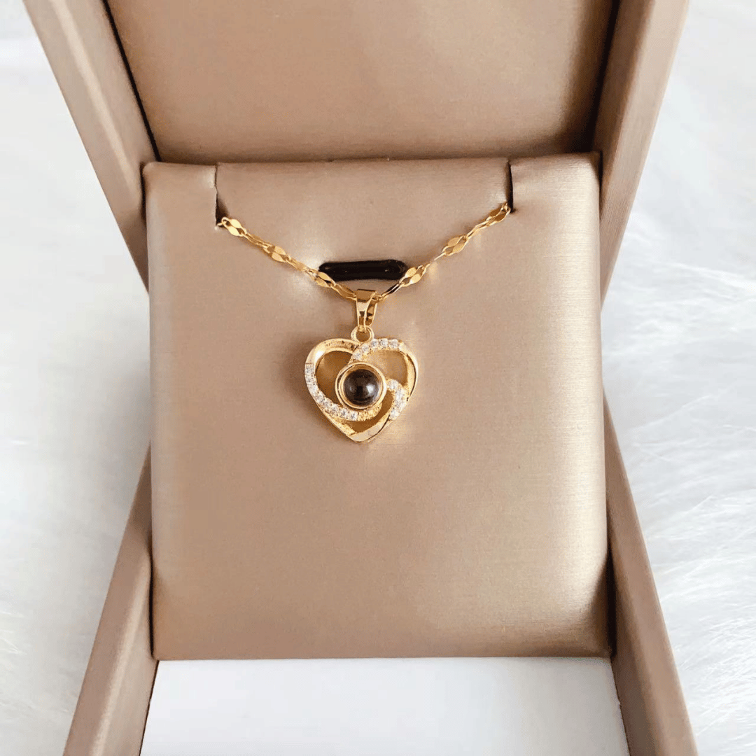 Collar Proyección Corazón – Dorado — joya personalizable con grabado láser | Kinti Joyería