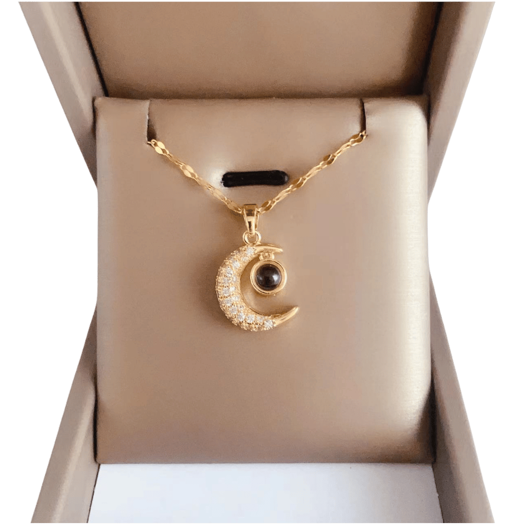 Collar Proyección Luna y Estrella – Dorado — joya personalizable con grabado láser | Kinti Joyería