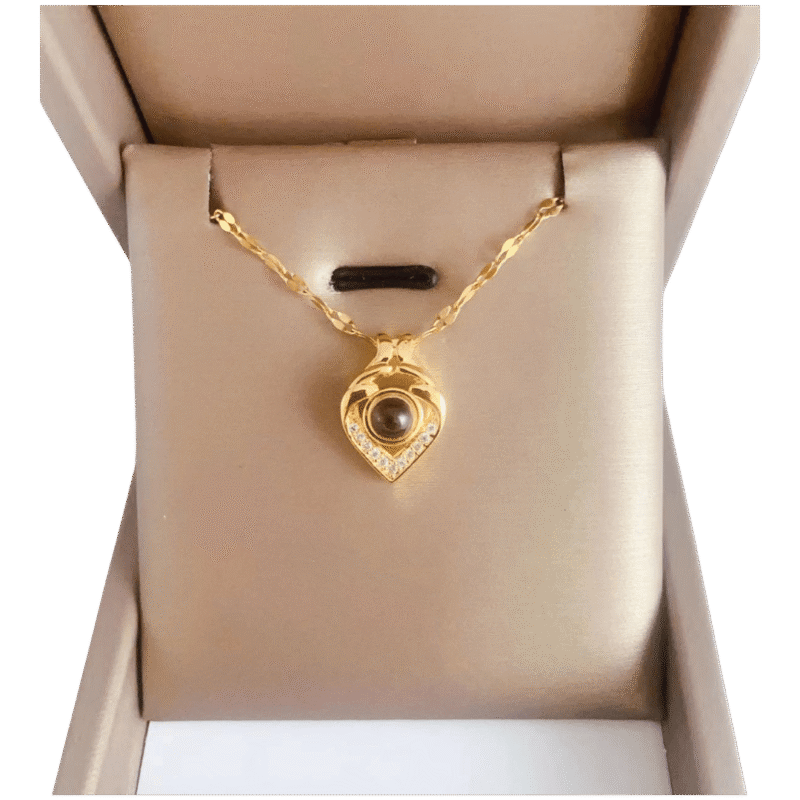 Collar Proyección Corazón Clásico – Dorado — joya personalizable con grabado láser | Kinti Joyería