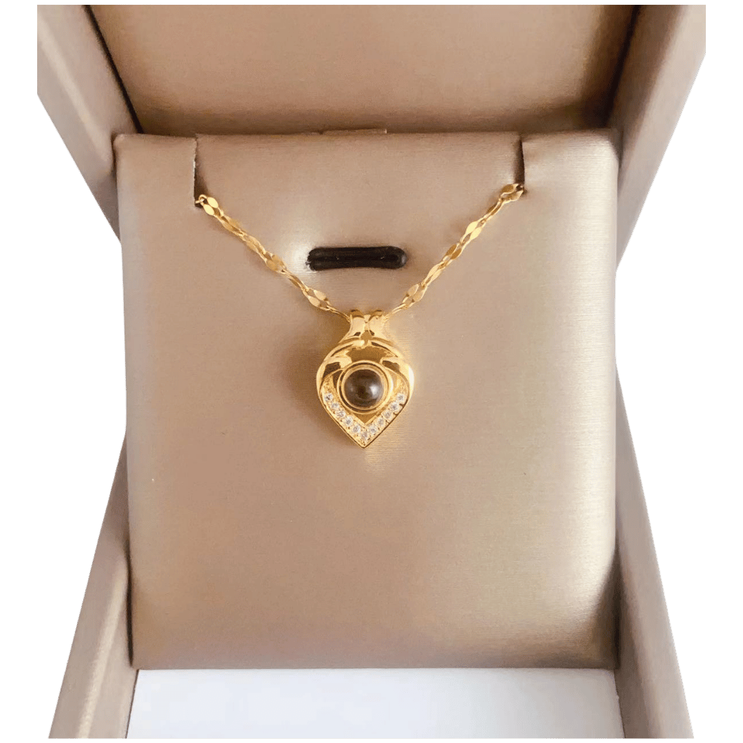Collar Proyección Corazón Clásico – Dorado — joya personalizable con grabado láser | Kinti Joyería