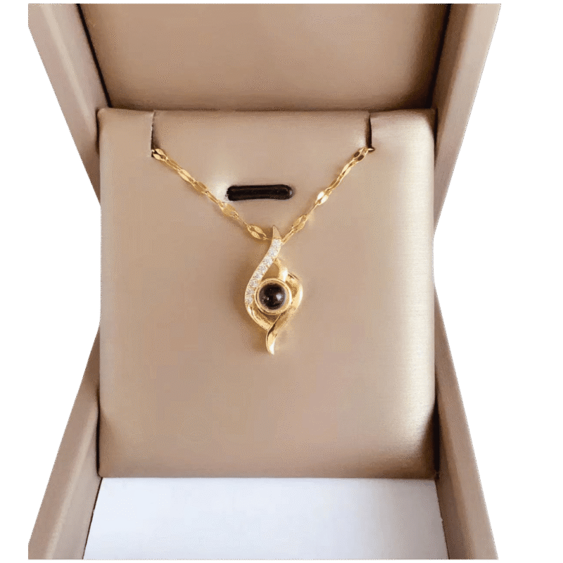 Collar Proyección Corazón Enmarcado – Dorado — joya personalizable con grabado láser | Kinti Joyería
