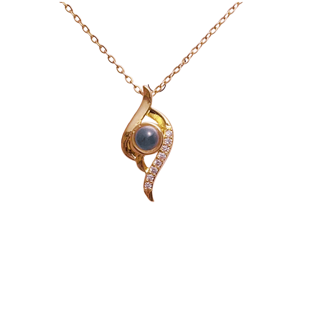 Collar Proyección Ala de Ángel – Dorado — joya personalizable con grabado láser | Kinti Joyería