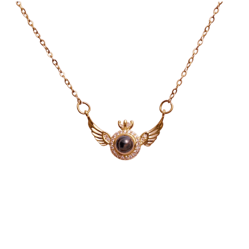 Collar Proyección Corazón Alado – Dorado — joya personalizable con grabado láser | Kinti Joyería