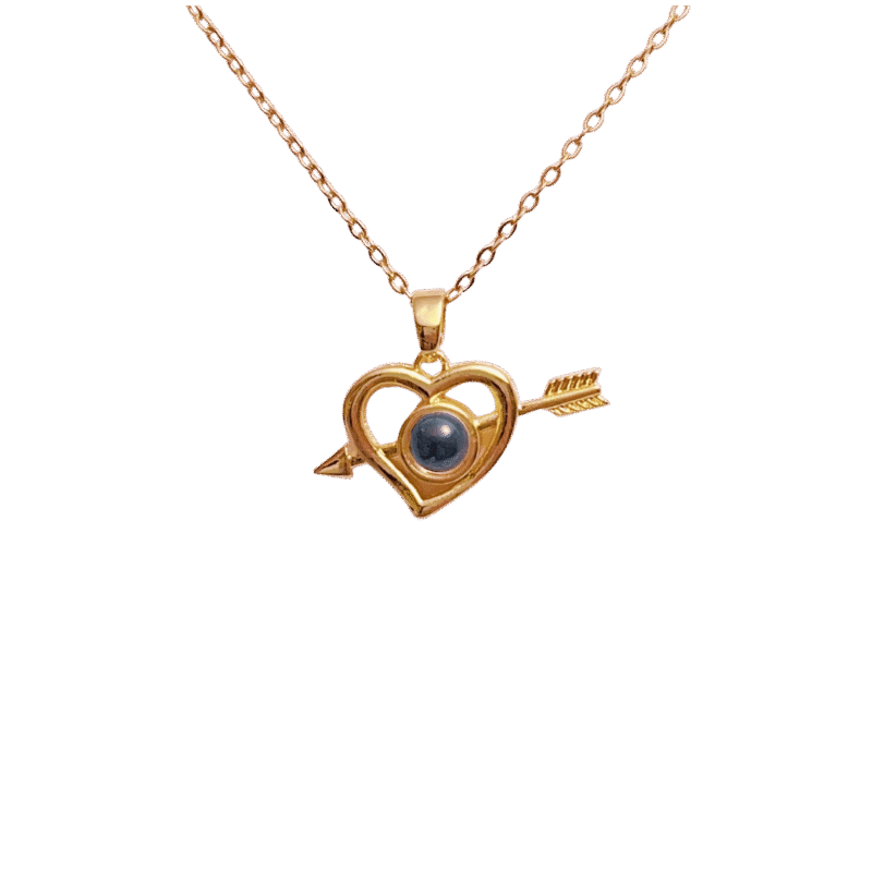 Collar Proyección Flecha de Amor – Dorado — joya personalizable con grabado láser | Kinti Joyería