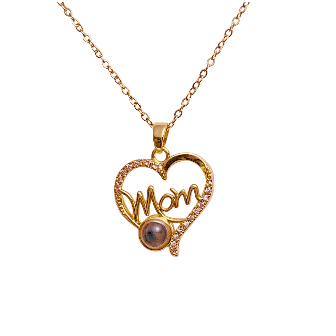 Collar Proyección Corazón 'Mom' – Dorado — joya personalizable con grabado láser | Kinti Joyería