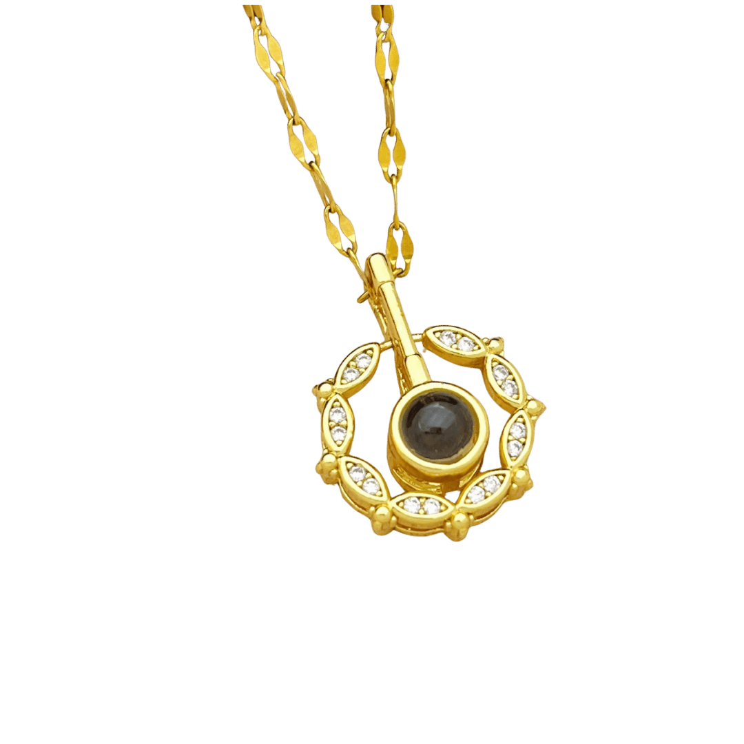 Collar Proyección Círculo con Cristales – Dorado — joya personalizable con grabado láser | Kinti Joyería